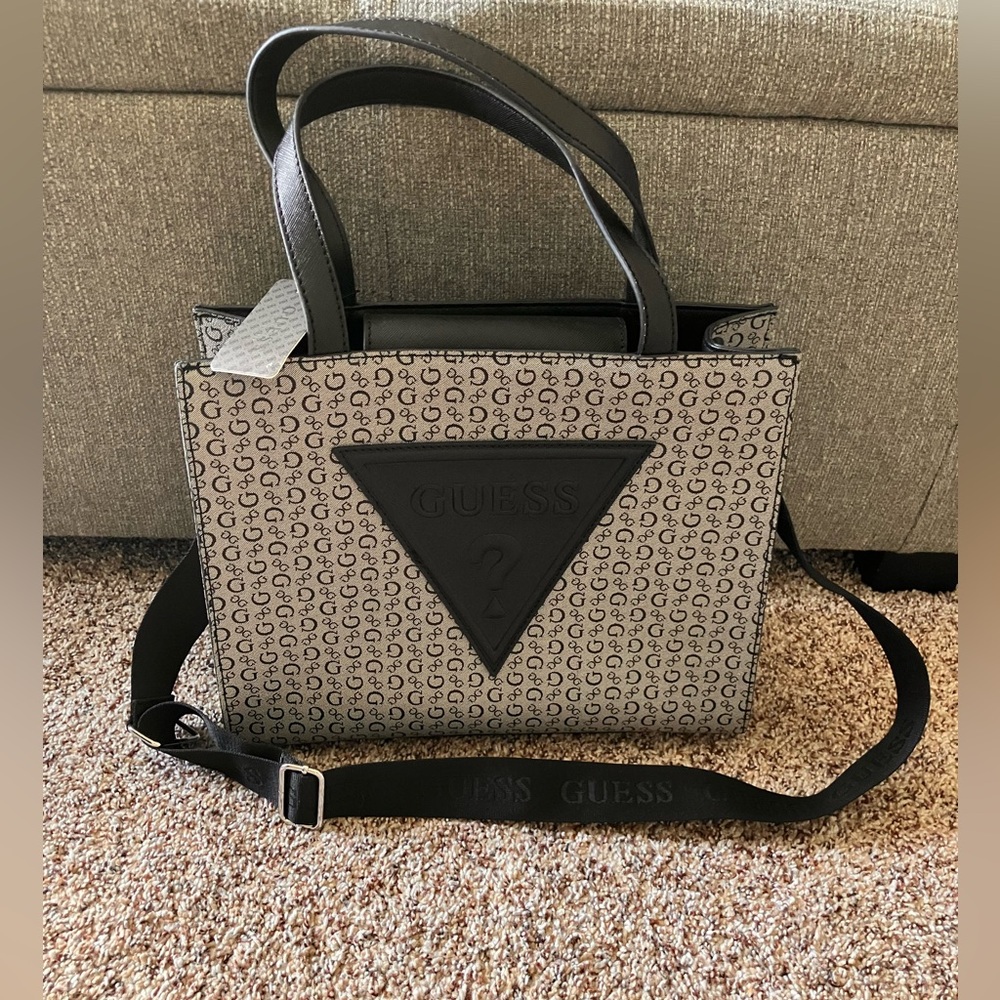 Guess purse tote brand new.